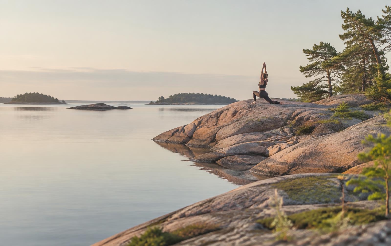 Yoga på klipporna i Ålands skärgård